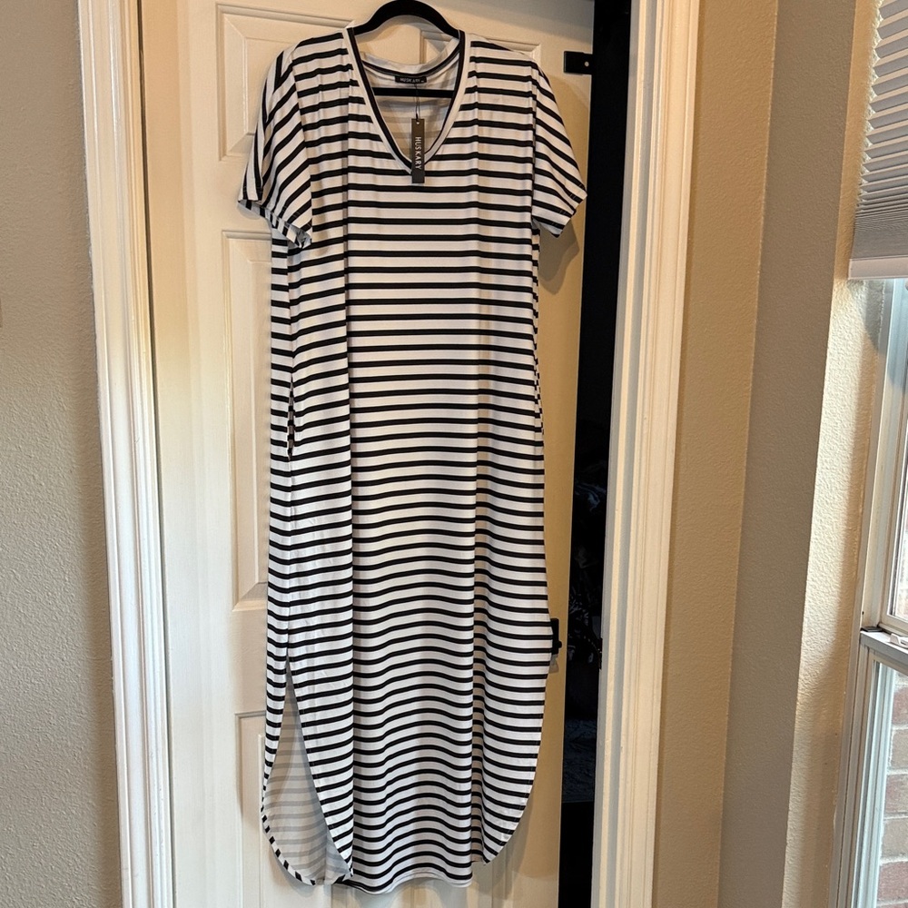 Black & White Striped V-Neck Maxi Dress with Short Sleeves